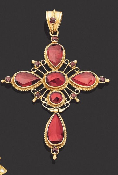 null CROSS in yellow gold set with faceted garnets.
Weight: 21.1 g
