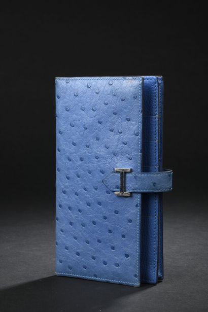 null HERMES - BEARN model wallet in blue ostrich leather. H clasp. Stains. 10 x 17.5...