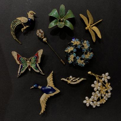 null LOT OF FANTAISIE JEWELRY circa 1960, gilt metal, enamel and rhinestone brooches,...