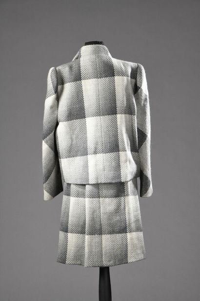 null TAILLEUR by PIERRE CARDIN, gray check and herringbone tweed, jacket with fold-down...
