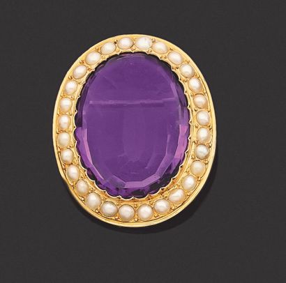 null BRUSH adorned with an oval amethyst surrounded by half-pearls. Set in yellow...