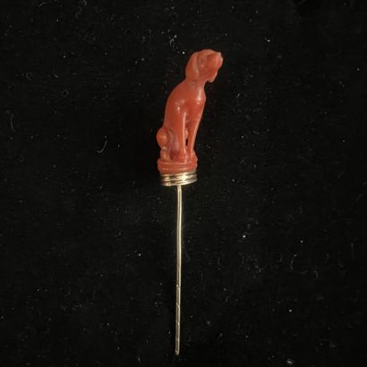 null Coral dog-shaped CRAVATE PINGLE. Set in 14K yellow gold. 
Probably Italian,...