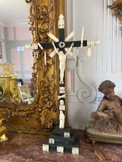 Crucifix en bois noirci et os. Christ couronné,...