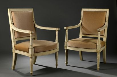 Paire de fauteuils en bois mouluré, sculpté...