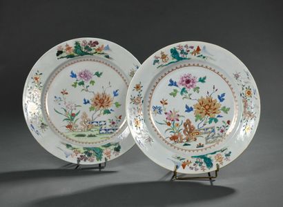 Deux grands plats formant paire en porcelaine...