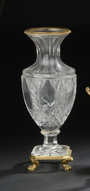 Vase en cristal taillé, XIXe siècle
Monture...