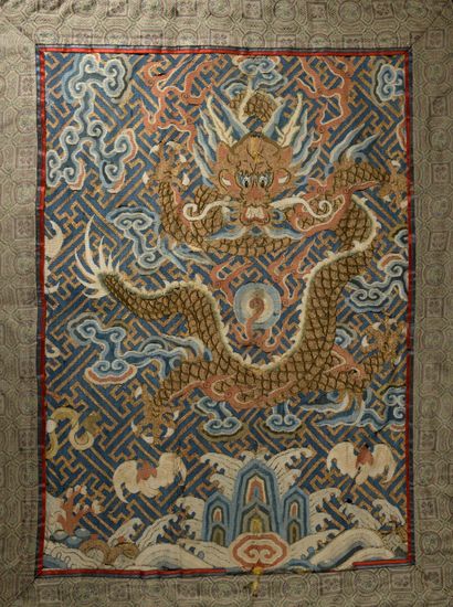 Petit tapis au dragon en kesi, fin du XIXe...