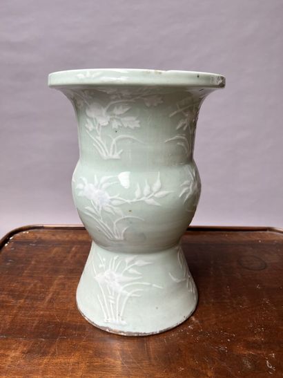 CHINE
Vase balustre en grès céladon 
A décor...