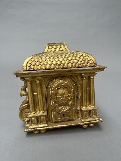Petit tabernacle en bois sculpté et doré,...