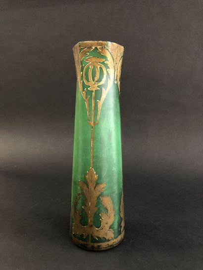 Vase en verre teinté vert époque art deco,
A...