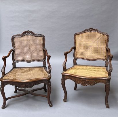 Deux fauteuils cannés en bois mouluré et...