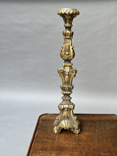 Pique- cierge en bois sculpté, XVIIIe
H.78...