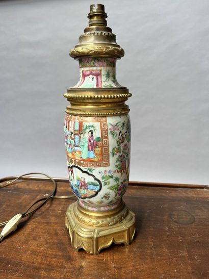 CANTON, XIX
Vase en porcelaine à décor polychrome...