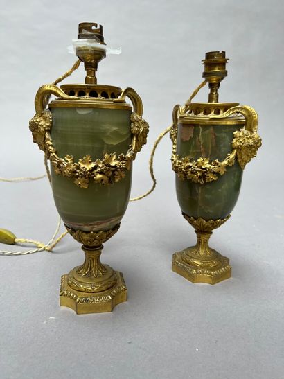 Paire de vases en onyx de style Louis XVI
La...