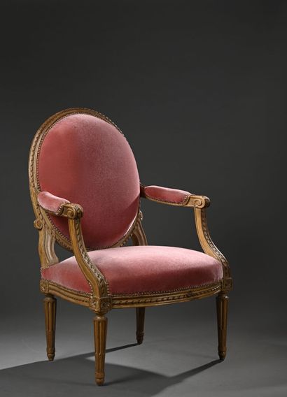 null Grand fauteuil en bois mouluré, sculpté, estampillé L. Delanois d'époque Louis...