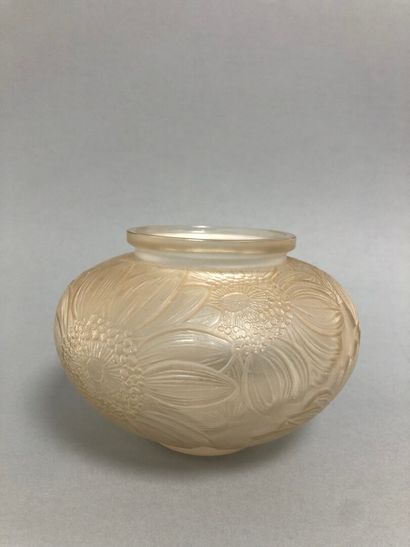 RENÉ LALIQUE (1860-1945) RENÉ LALIQUE (1860-1945)
Vase modèle « Dahlias », en verre...