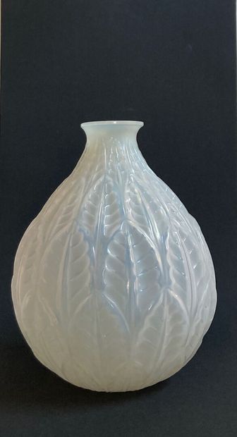 RENÉ LALIQUE (1860-1945). Vase