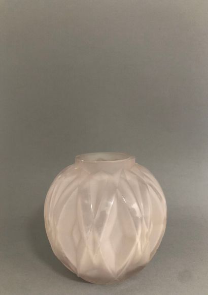 ANDRÉ HUNEBELLE (1896-1985) ANDRÉ HUNEBELLE (1896-1985)
Vase boule en verre moulé...