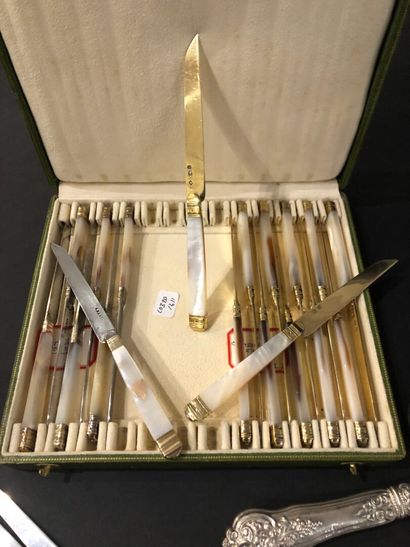 null Set of silver (1st rooster) and vermeil fruit and cheese knives.
Some with mother-of-pearl...