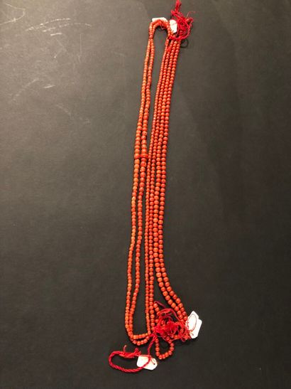 null Set of 6 strands of red coral beads.
L. 47 cm, D. 129.5 g