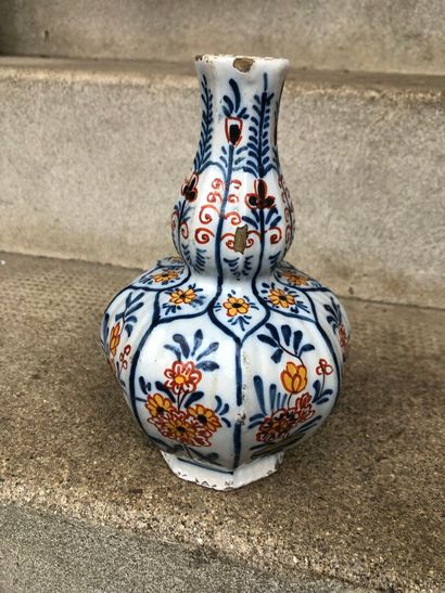 null DELFT, 18th-19th century
Small vase with sides
H.18 cm
chips