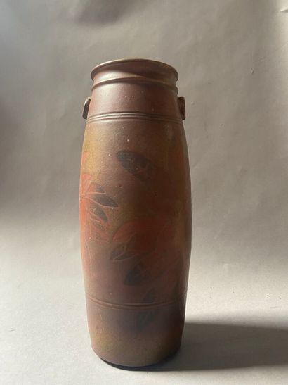 null A.P.
Elongated cylindrical stoneware vase. Decorated with leaves, polychrome...