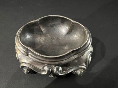 null Province, 18th century
Oval silver saleron with scrolls
Weight 73 g
8.8 x 7...