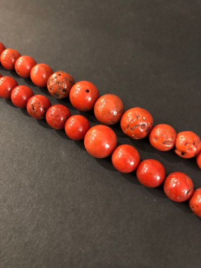 null Two imposing necklaces of falling red coral beads.
L. 57 cm, D. 104.9 g