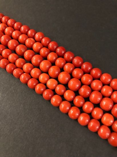 null Lot of 5 strands of red coral beads 
Fine quality.
L. 47 cm, D. 133 g