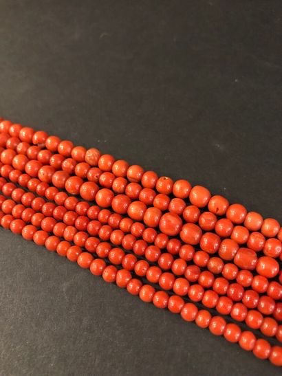 null Set of 7 strands of red coral beads.
L. 50 cm, D. 92.2 g