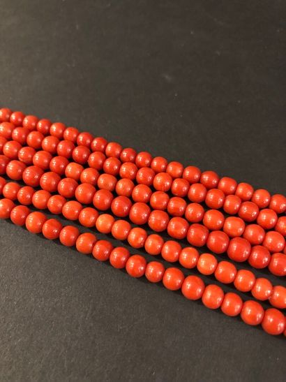 null Lot of 6 strands of red coral beads, 
Fine quality.
L. 48 cm, D. 117.3 g
