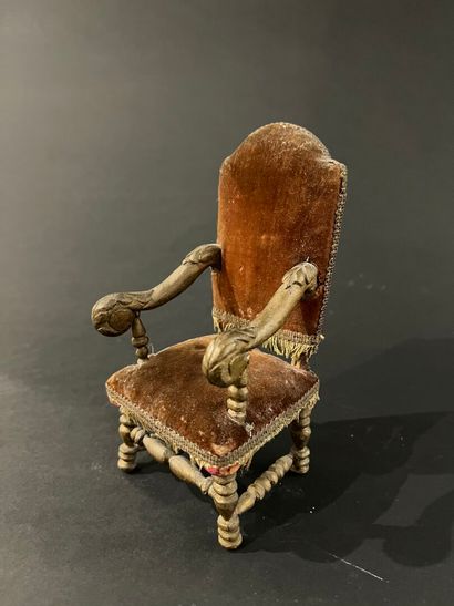 null Louis XIV style molded wood miniature armchair, 19th century
Flat back, balluster...