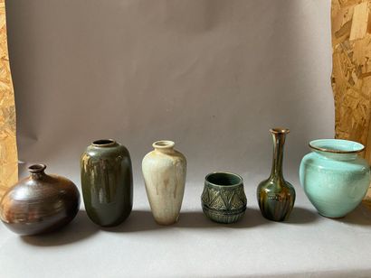 null Lot of six stoneware vases with polychrome enamel castings (chips).
One signed...