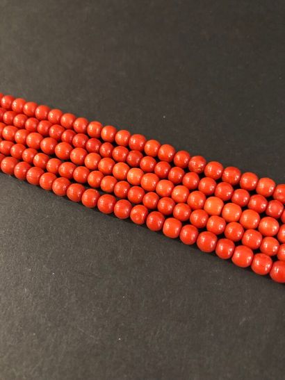 null Lot of 5 strands of red coral beads, fine quality.
L. 50 cm, D. 81.9 g