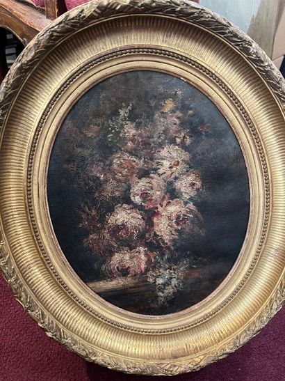 null Late 19th century school 
Bunch of flowers 
Oil on oval canvas
39 x 31 cm