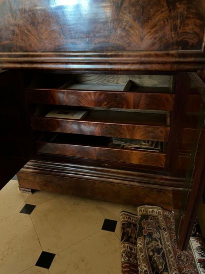 null Louis Philippe period writing desk
In mahogany veneer, it opens with a drawer,...
