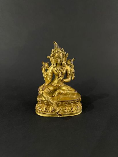 null Asia
Small ormolu Buddhist divinity
H.9,5 cm