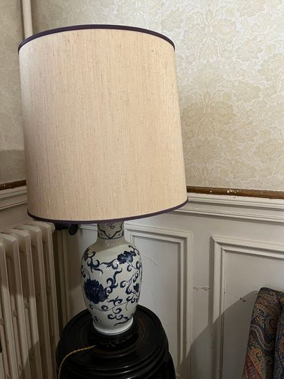 null China, 20th century
Porcelain lamp
Electrically mounted
H.40 cm