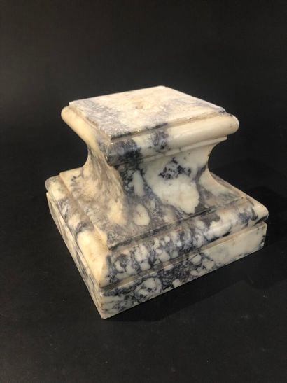 null Black-veined gray marble base
Engraved with a D under the base.
H. 16 L. 20...