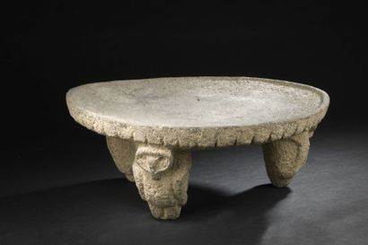 null COSTA RICA, 900 to 1200 A.D.
Terracotta tripod stool with stylized owl legs.
D.47...