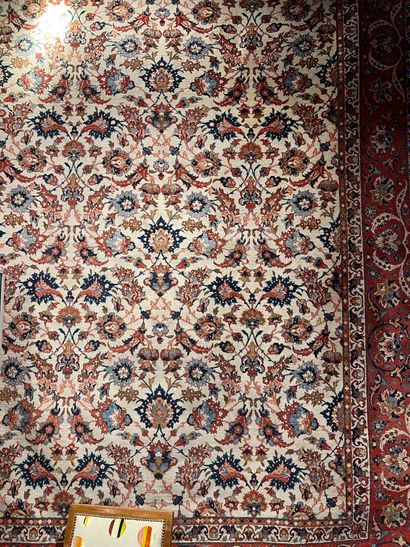 null IRAN, 20th century
Carpet 
Gray background with flower seeds, red border
261...