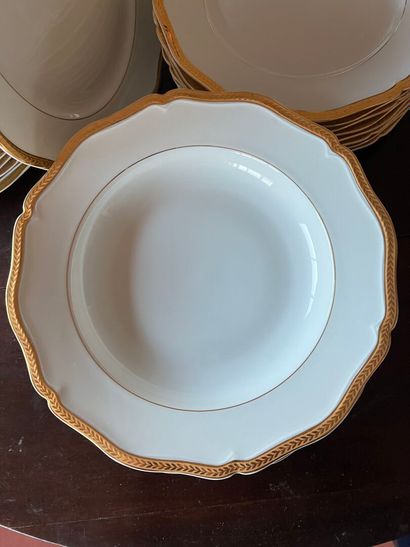 null LIMOGES
White porcelain service set including:
16 dinner plates
8 soup plates
8...