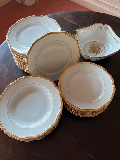null LIMOGES
White porcelain service set including:
16 dinner plates
8 soup plates
8...