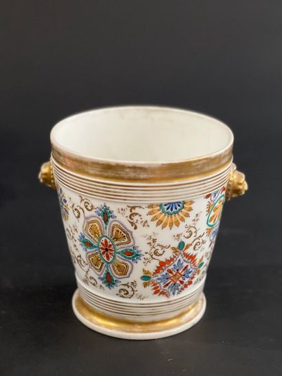 null PARIS, Restoration period
Porcelain cache pot with paisley decoration, lion's...