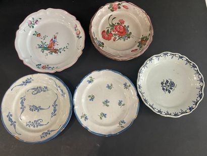 null Set of nine 18th and 19th century earthenware plates.
Accidents
