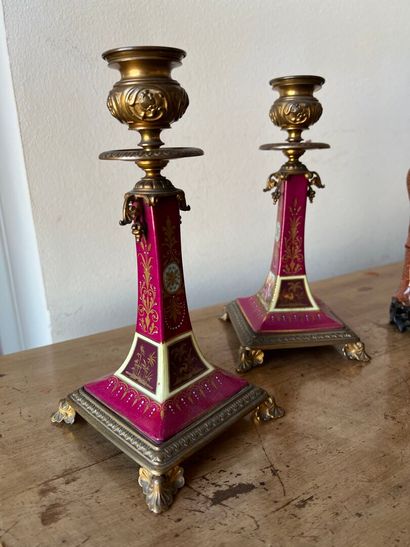 null Gilt bronze candlesticks, XIX
H.23 cm

A pair of ormolu and white marble ca...