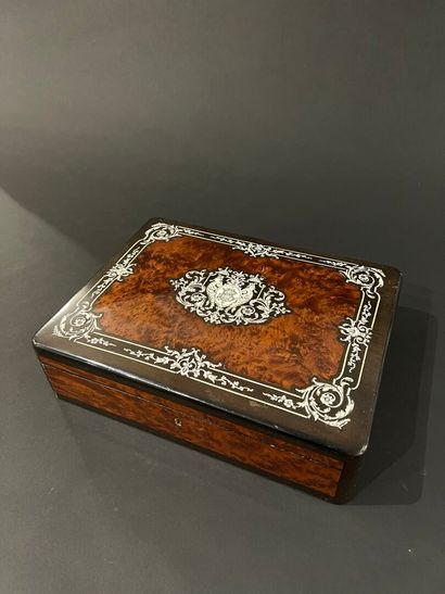 null Napoleon III period rosewood veneered game box
Inlaid burr decoration with foliage,...