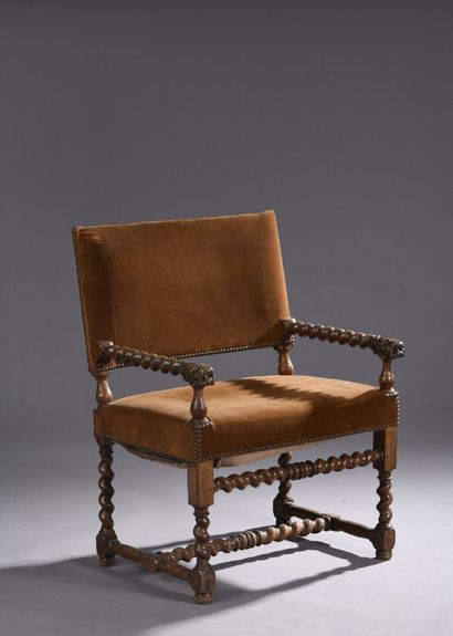 null Louis XIII period armchair in carved walnut.
Turned armrests carved with dragon...