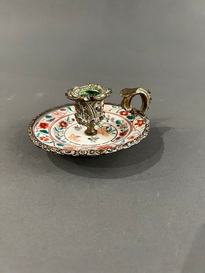 null Chased bronze hand candlestick, 19th century
Imari porcelain bowl
L.15 cm