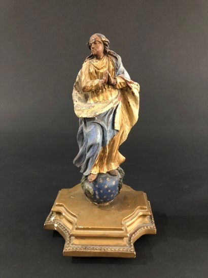 null Madonna in polychromed and gilded wood,
She rests on a globe and a gilded wood...